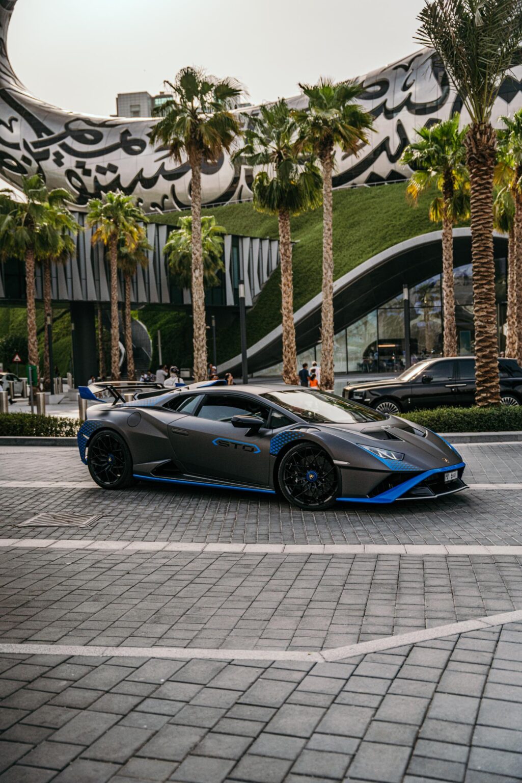 Rent Dubai Huracan Evo